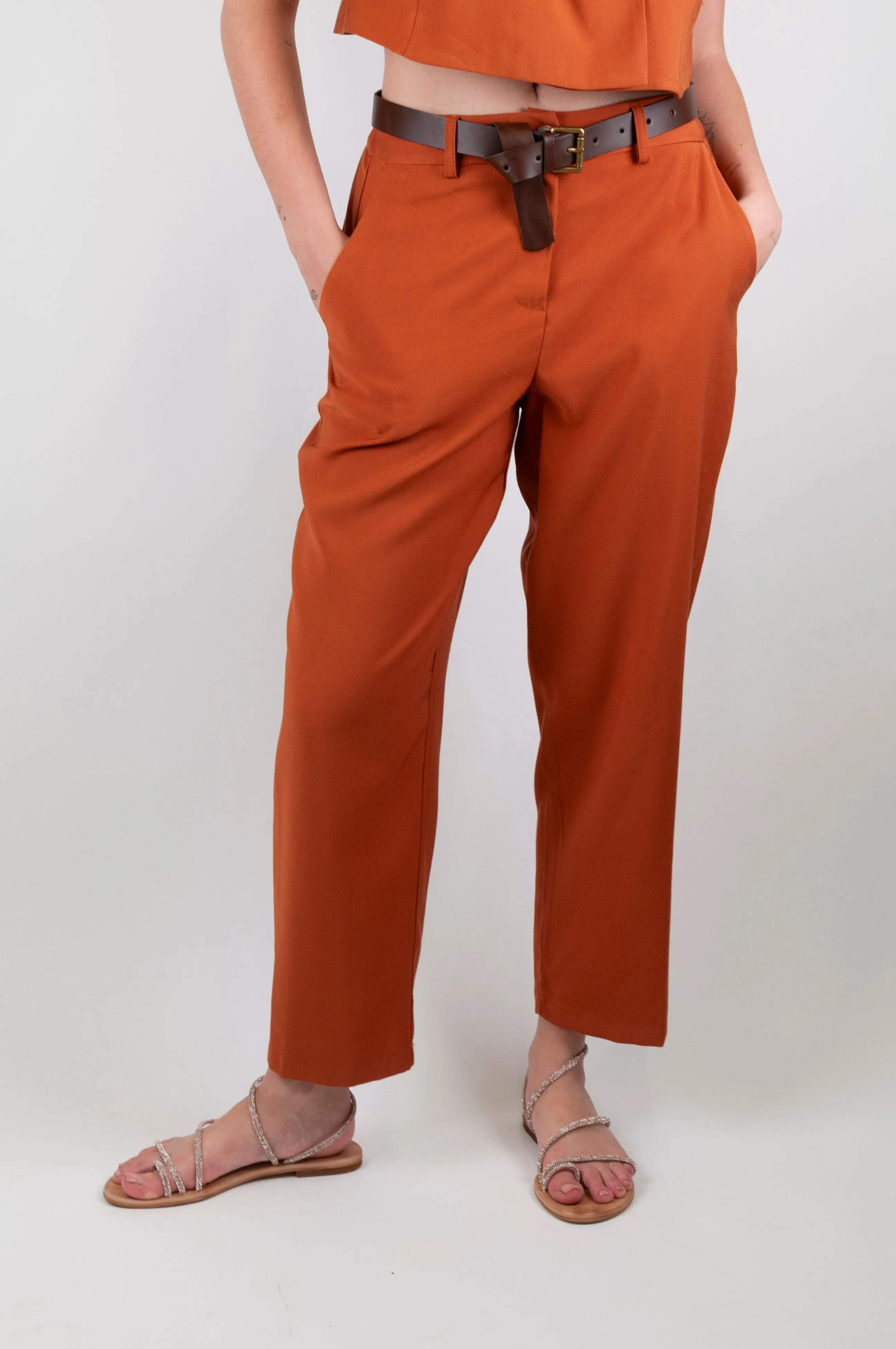 Tensione in - Pantalone regular con elastico sul retro