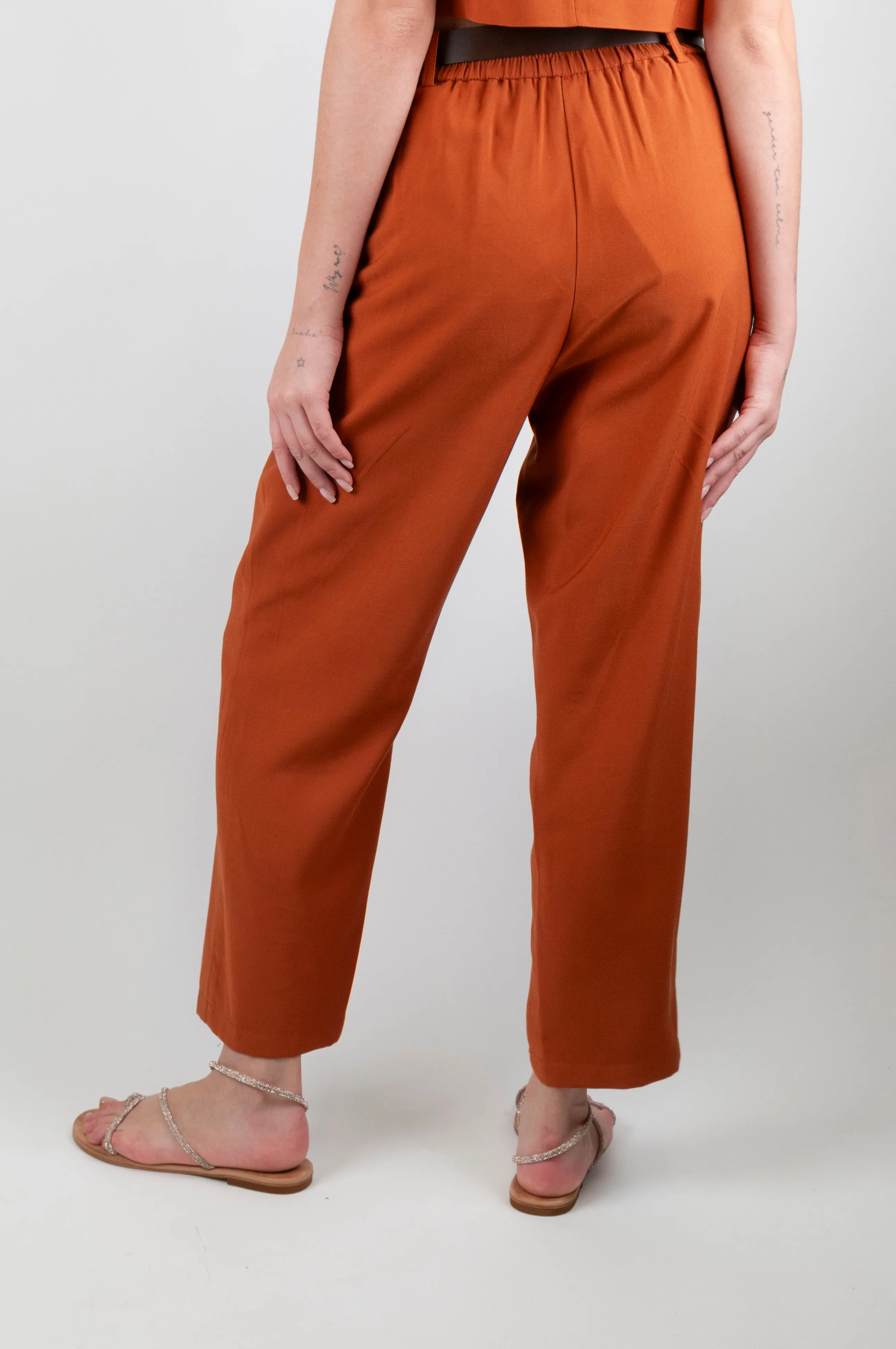 Tensione in - Pantalone regular con elastico sul retro